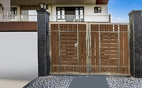 Townhouse By Oyo Mayfeild Garden Nearby Golf Course Road.